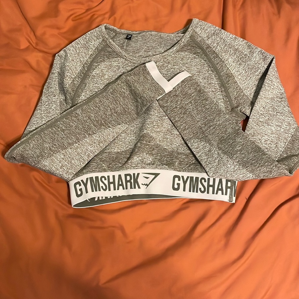 grey color, cropped, athletic material